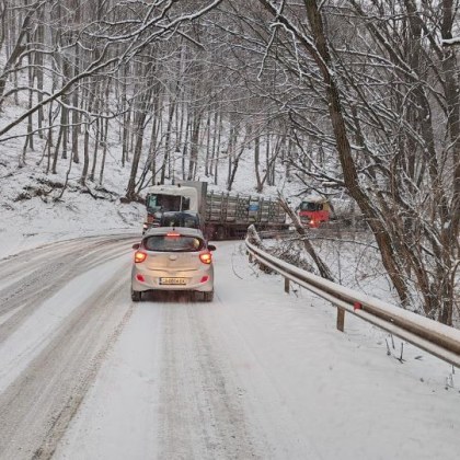 Зимните условия продължават да създават сериозни усложнения за водачите на