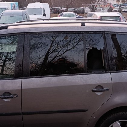 Столичанин откри колата си разбита Едно от страничните стъкла на паркираното