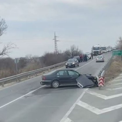 Катастрофа затруднява движението в Пловдивско Пътният инцидент е станал край село