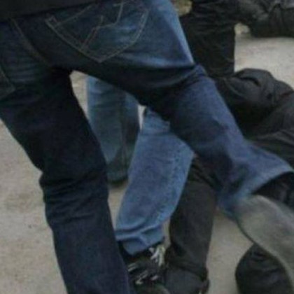 Трима души са задържани за нападение над мъж в центъра