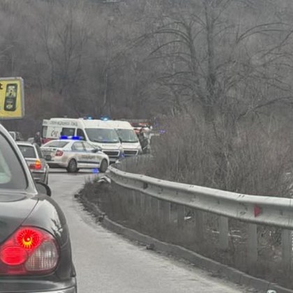 Трима души са пострадали при челен сблъсък между два автомобила