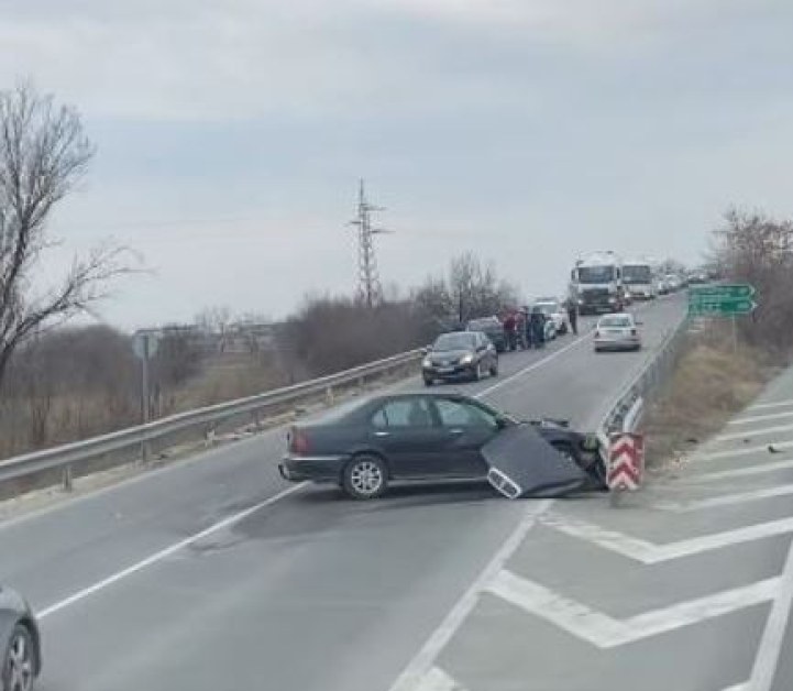 Тежка катастрофа в Пловдивско, пристигнаха полицаи и медици* СНИМКИ