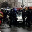 Кола се вряза в протестиращи в Мюнхен, 15 са ранени