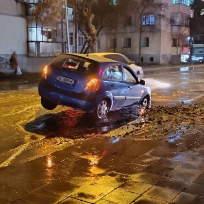 Авария в Кючук Париж в Пловдив Наводнена е улица Пере