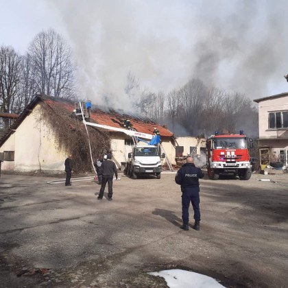 Голям пожар разруши сградата на бившата кооперация Родно изкуство в