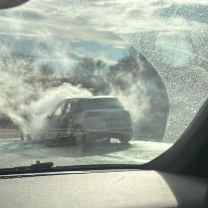 Кола избухна в пламъци на АМ Струма, образува се задръстване ВИДЕО+СНИМКИ