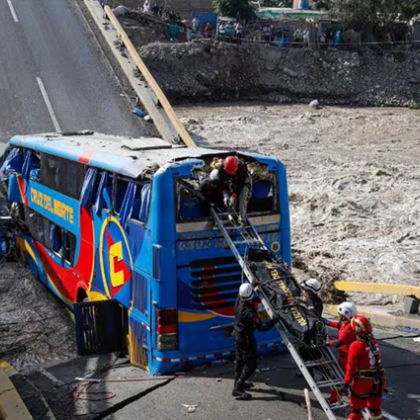 Двама души загинаха а 41 души бяха ранени при рухването