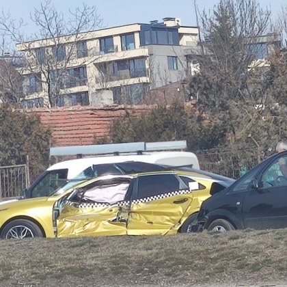 Такси и кола се сблъскаха в София, щетите са огромни СНИМКИ