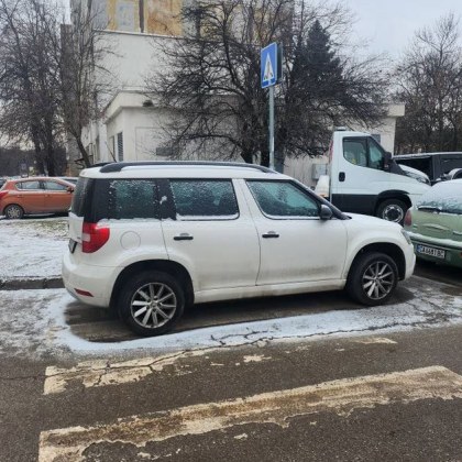 Пешеходна пътека е част от платното за движение очертана или