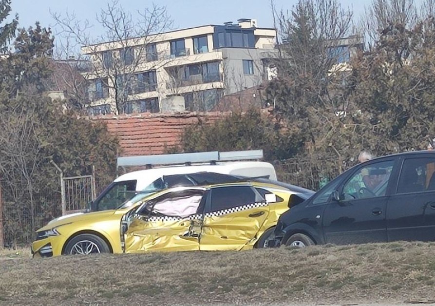 Такси и кола се сблъскаха в София, щетите са огромни СНИМКИ