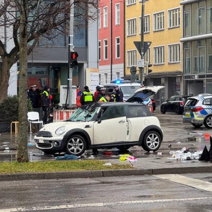 Двегодишно момиче и 37 годишната ѝ майка които пострадаха след като