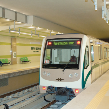 Временно е спряно движението на метрото в участък между станции