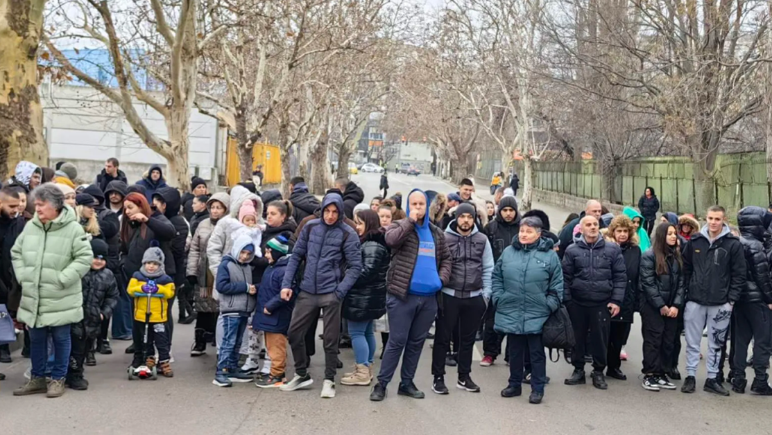 Жители на Русе се събраха на мястото, където кола удари майка с две деца