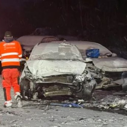 Силната снежна буря в Източна Швеция предизвика две верижни пътни