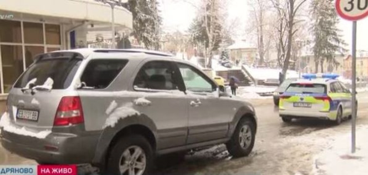 Дъщеря на полицейски шеф блъсна деца край училище СНИМКА
