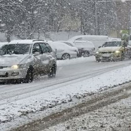 От запад снеговалежите постепенно ще започнат да спират а над