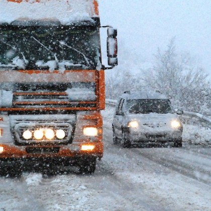 Закъсали тирове и усложнена зимна обстановка в района на Враца
