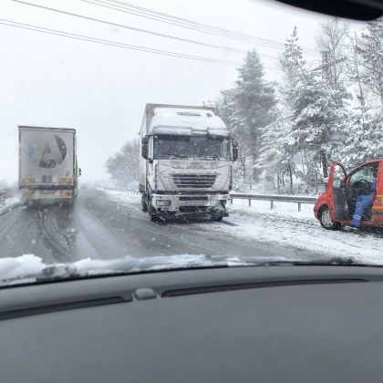 Катастрофа между камион и кола стана днес на АМ Тракия Инцидентът
