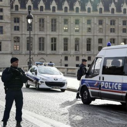 Мъж въоръжен с два меча който е отправил директна заплаха