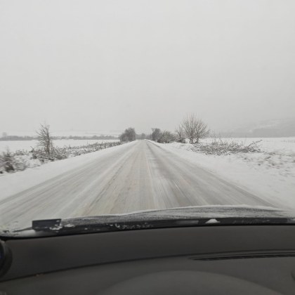 Снежна е обстановката на много места в страната днес Сняг