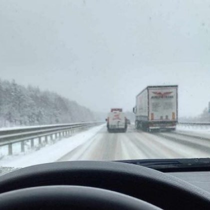 Падналият снят затруднява движението по АМ Тракия алармират водачи Кадри заснети