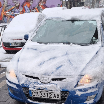 Тази сутрин снегът отново изненада някои шофьори в София като