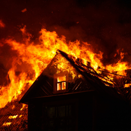 Пожар в склад за масла е избухнал в бургаския квартал