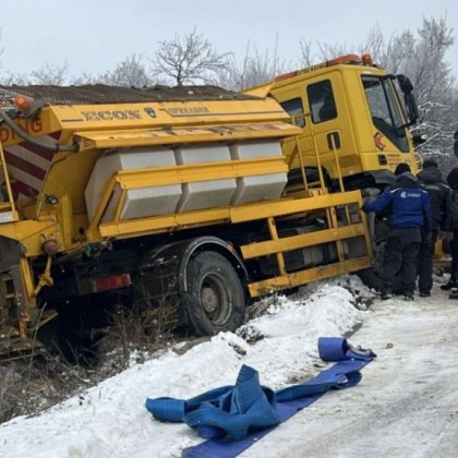 Дори снегопочистващите машини попадат в капана на зимата Снегорин почистващ
