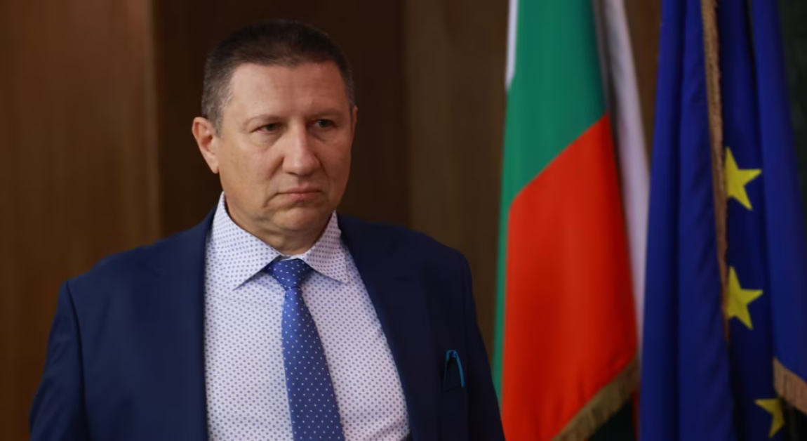 Сарафов поиска имунитетите на двама депутати