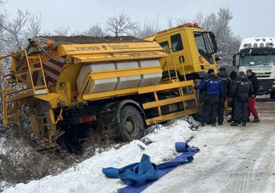 Снегорин пропадна в крайпътна канавка СНИМКИ