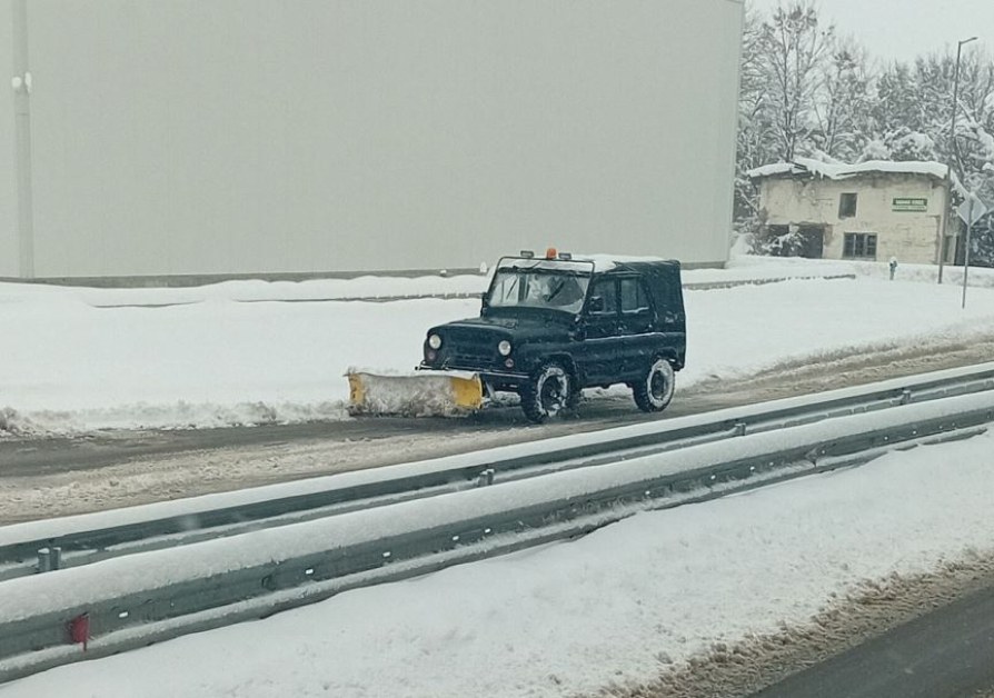 Креативно! Джип с гребло чисти път СНИМКИ