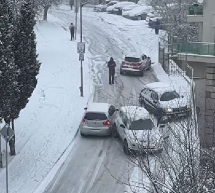 Леден дрифт: Автомобили изнесоха зимно шоу на улиците във Варна ВИДЕО