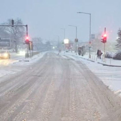Поради екстремно ниските температури и продължаващ снеговалеж в областите с