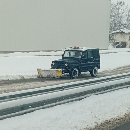Снежната обстановка в Шумен и околностите затрудни движението но един