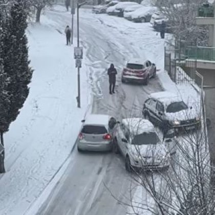 Зимната обстановка предизвика хаос по пътните артерии на Варна На една