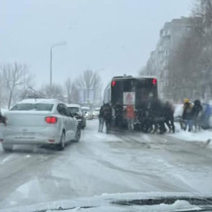 Снежната покривка във Варна и областта предизвика хаос по пътищата