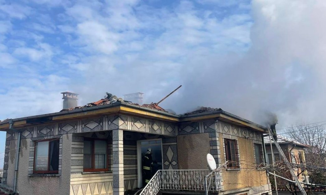 Пожар изпепели къща в Пловдивско СНИМКИ