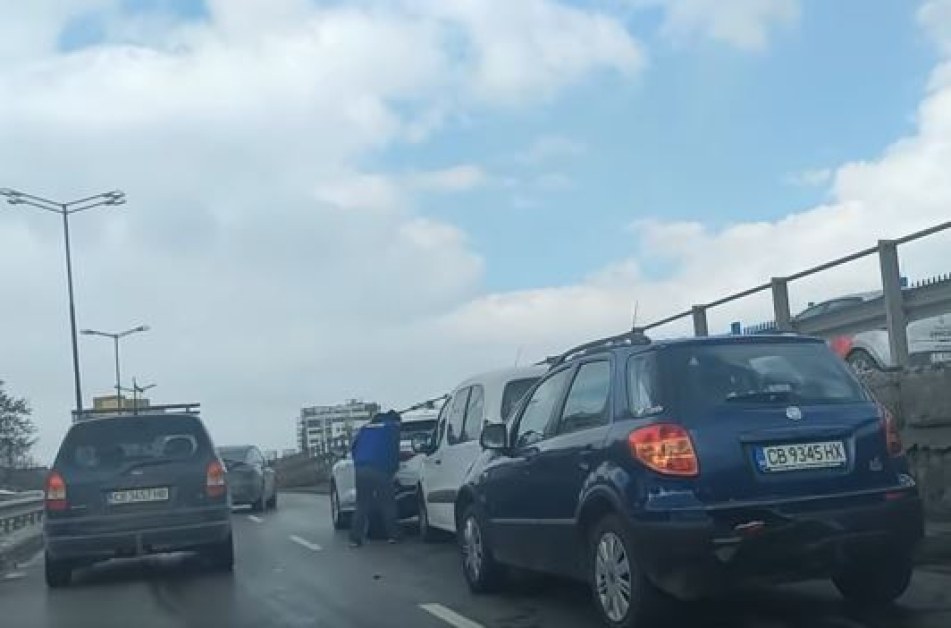 Верижна катастрофа в София СНИМКИ+ВИДЕО