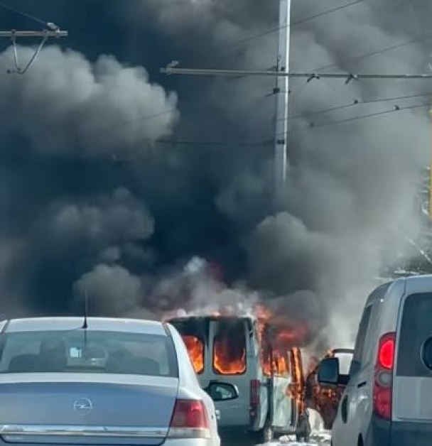 Бус катастрофира и лумна в пламъци ВИДЕО