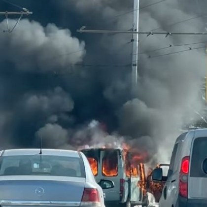 Бус катастрофира и лумна в пламъци ВИДЕО