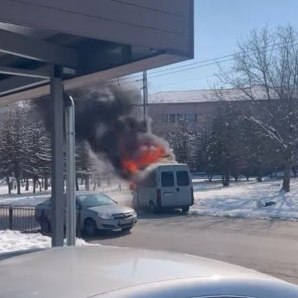 Бус лумна в пламъци в Плевен За това алармират граждани