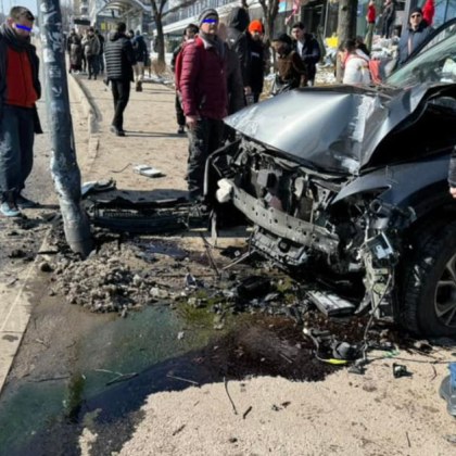 Двама души са пострадали след като автомобил се блъсна в