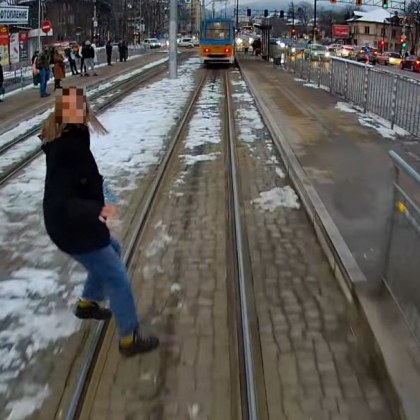 Опасен инцидент се разигра в София когато пешеходка се размина