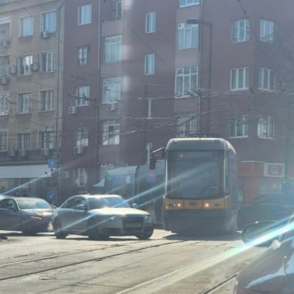 Трамвай движещ се по линиите 1 7 и 27 е