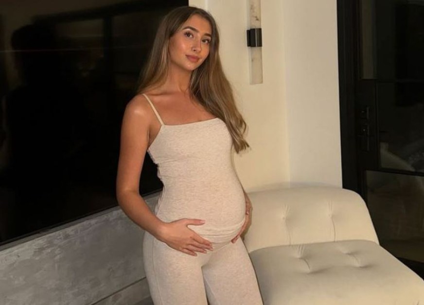 OnlyFans звездата, преспала със 100 мъже за ден, е бременна