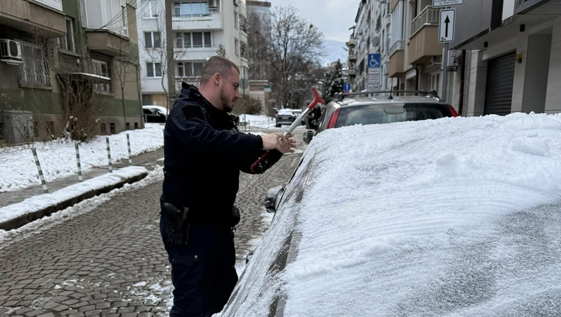 Полицай помогна на родна журналистка в почистването на заснежената ѝ кола СНИМКИ