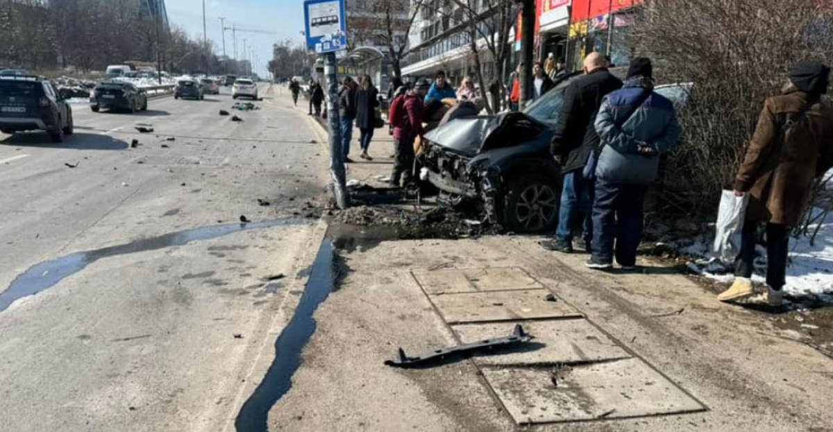 Сблъсъкът на спирка: пътник е избягал, ранените са двама