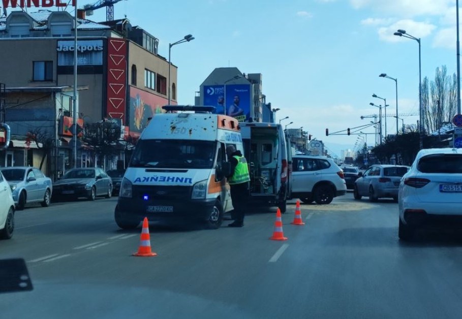 БМВ блъсна линейка в София, има пострадали СНИМКИ