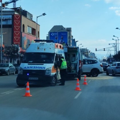 Лек автомобил БМВ блъсна линейка с включен звуков и светлинен