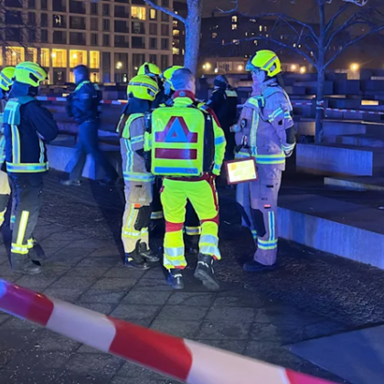 Между посолството на САЩ и мемориала на Холокоста в Берлин